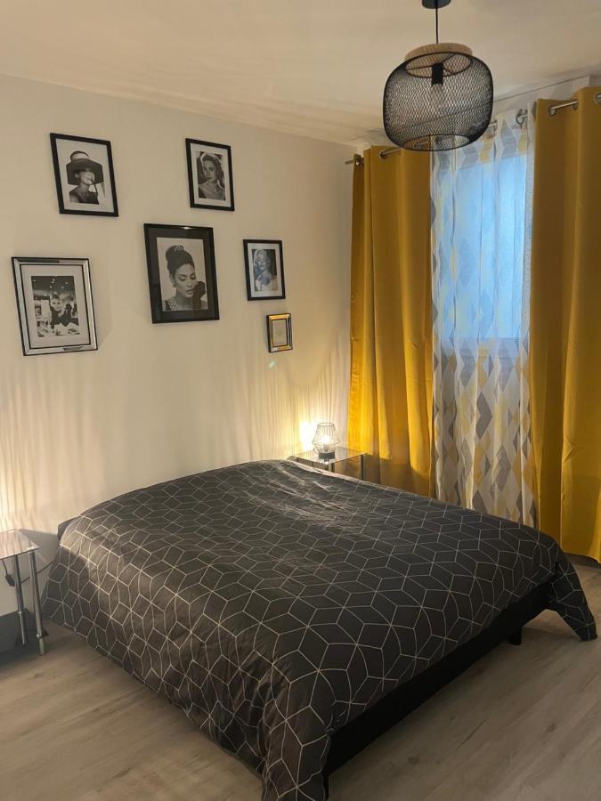 Le Mendes Apartamento Évron Exterior foto