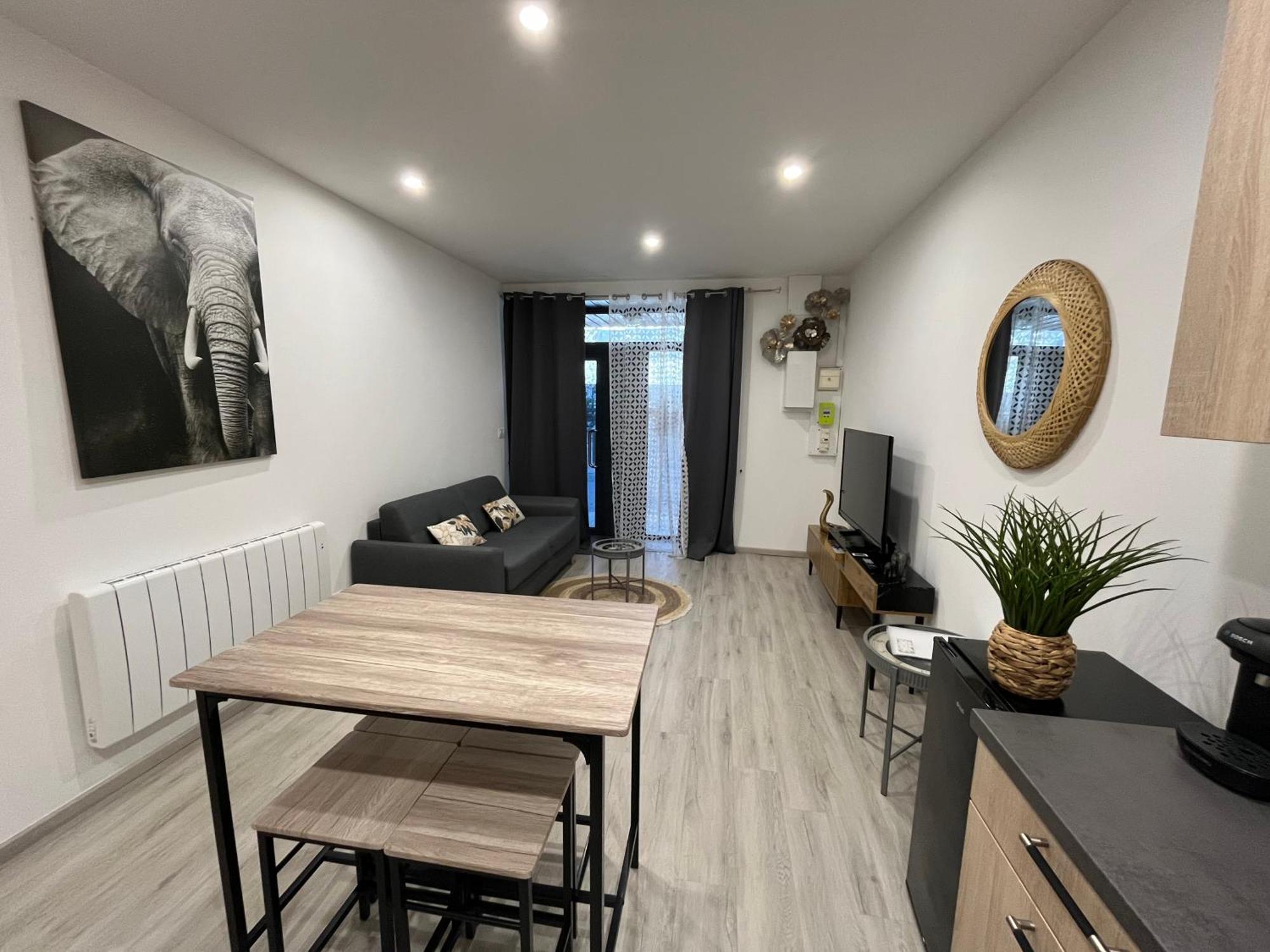 Le Mendes Apartamento Évron Exterior foto